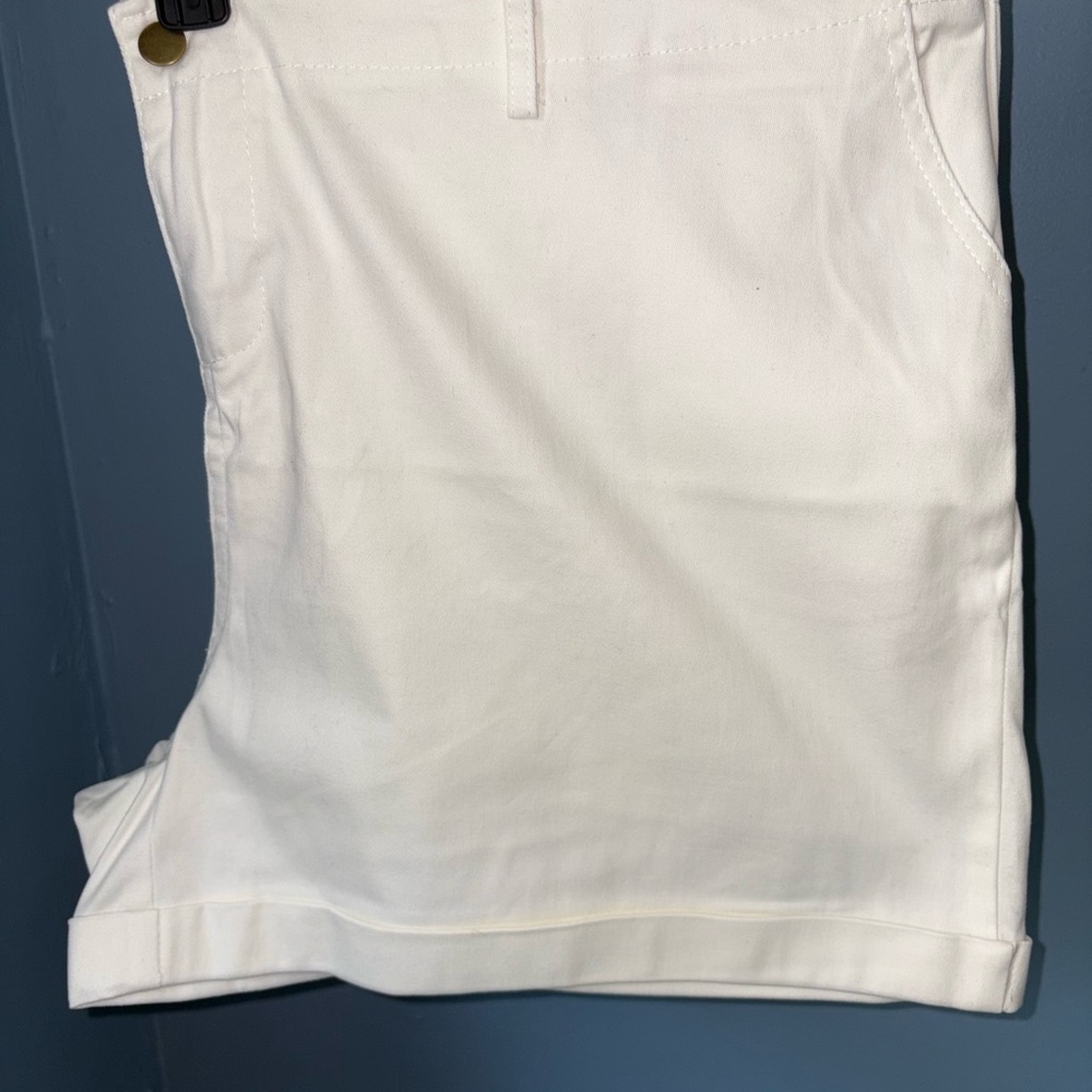 Amaryllis Women's Cream Shorts